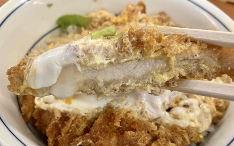 全力飯かつや「カツ丼(梅)」のトンかつアップ写真