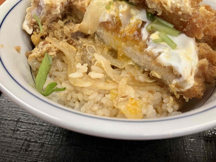 全力飯かつや「カツ丼(梅)」のカツの下アップ写真