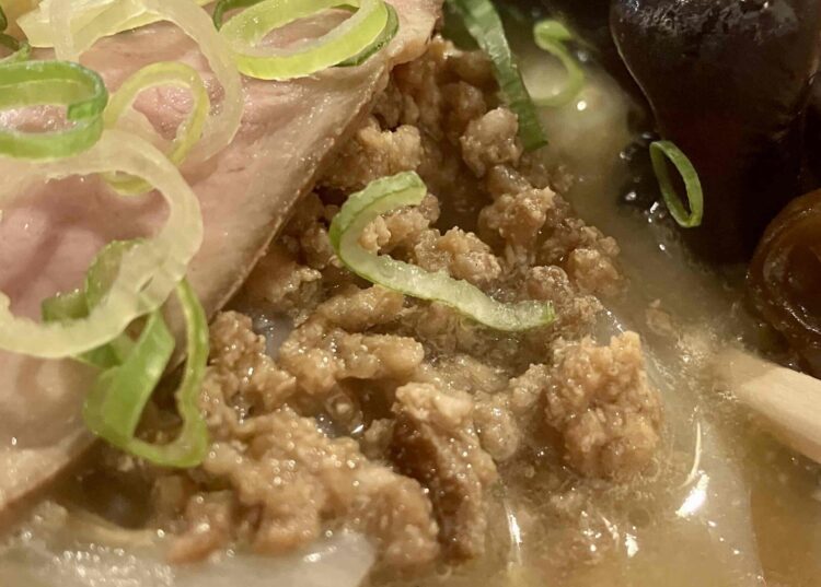 奈良県大和郡山市・春友流「味噌全部のせ」ひき肉アップ写真