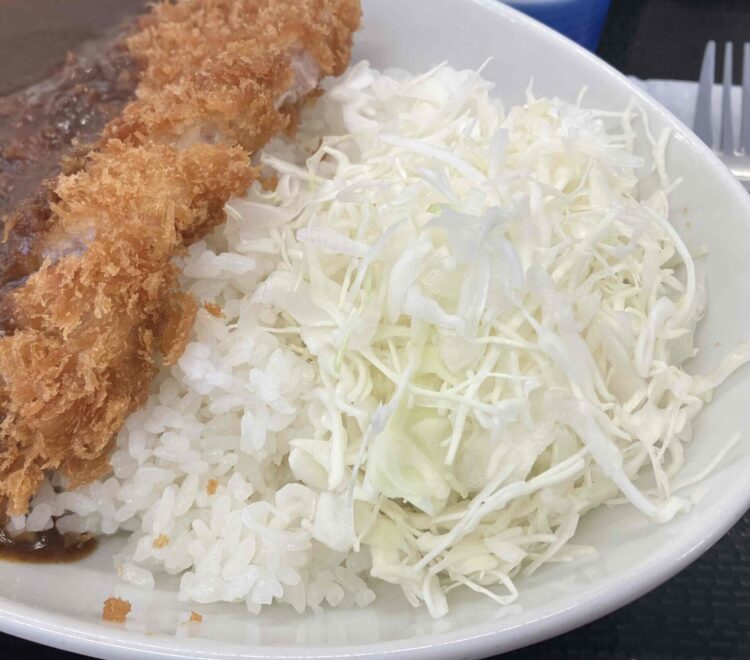 かつやの「カツカレー（梅）」のキャベツアップ写真