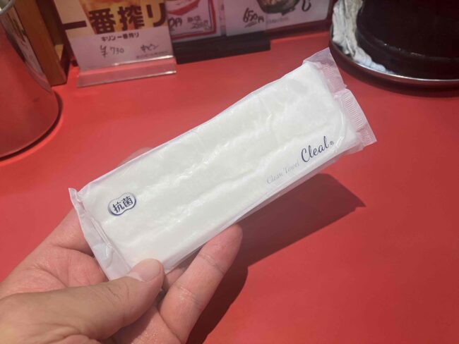 大阪市「カドヤ食堂総本店」の凍ったおしぼり