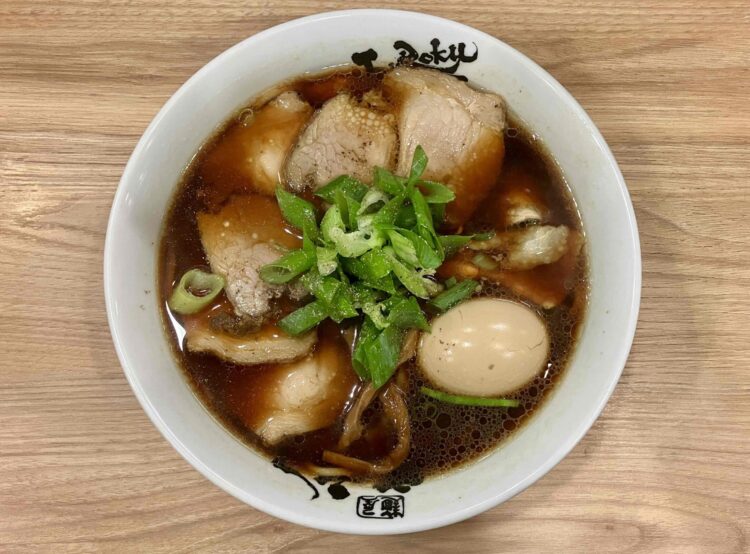 麺屋丈六の「中華そば(肉増し)」全体写真