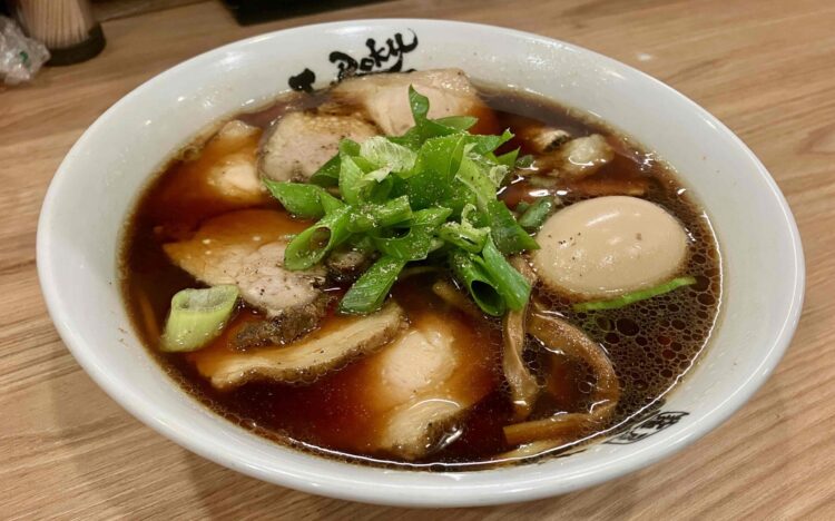 麺屋丈六の「中華そば(肉増し)」全体写真②