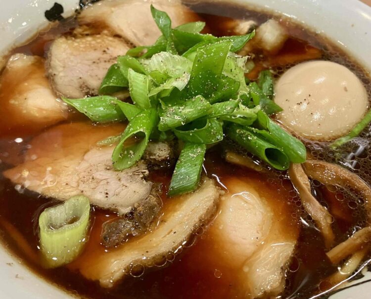 麺屋丈六の「中華そば(肉増し)」アップ写真