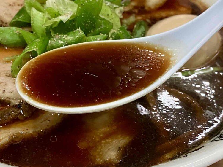 麺屋丈六の「中華そば(肉増し)」スープ写真