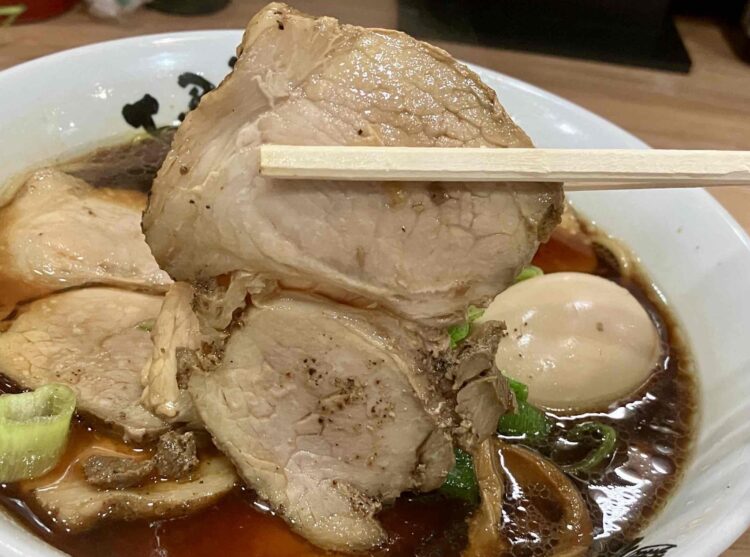 麺屋丈六の「中華そば(肉増し)」チャーシュー写真