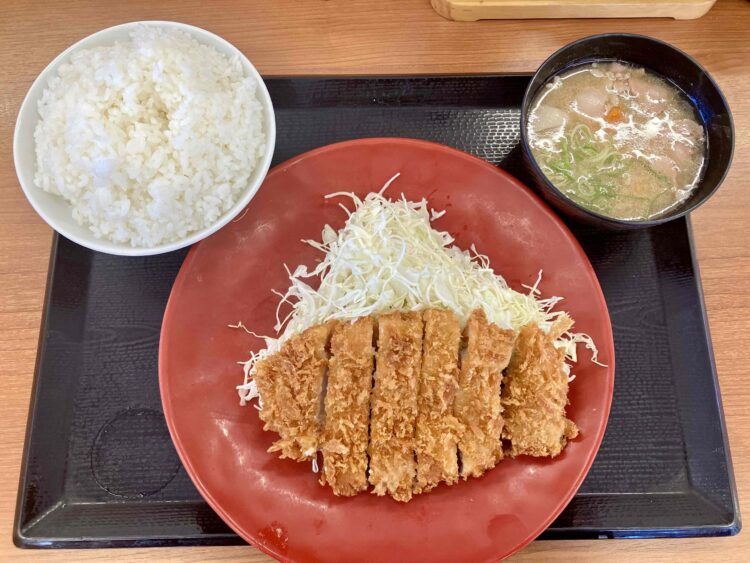 かつやの「ロースカツ定食・ライス大盛」の全体写真