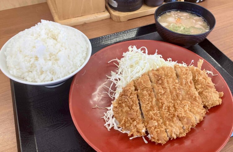 かつやの「ロースカツ定食・ライス大盛」全体写真②