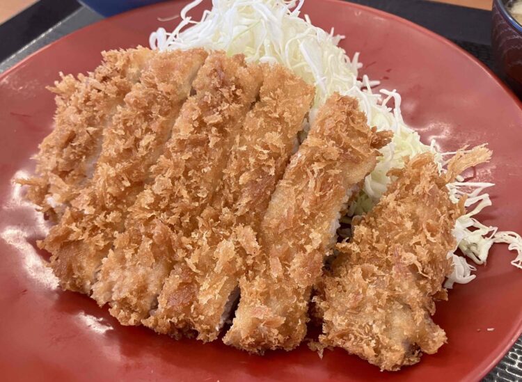 かつやの「ロースカツ定食・ライス大盛」のトンカツアップ写真