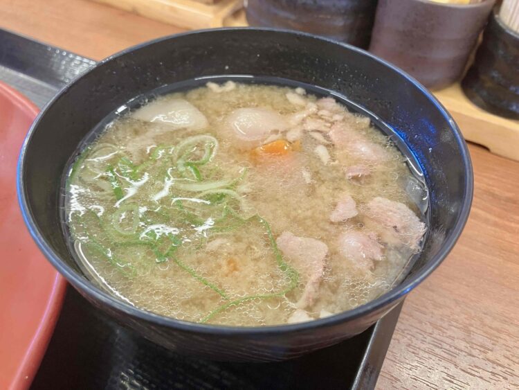 かつやの「ロースカツ定食・ライス大盛」の豚汁写真