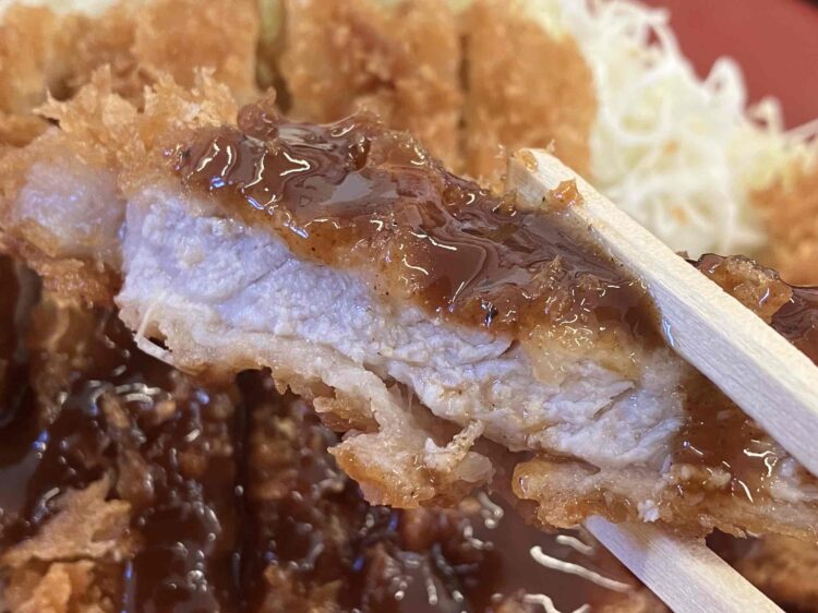 かつやの「ロースカツ定食・ライス大盛」のトンカツアップ写真