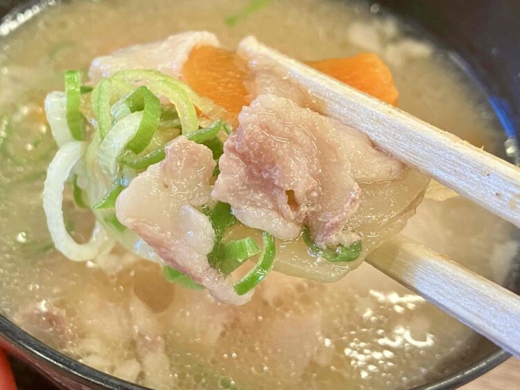 かつやの「ロースカツ定食・ライス大盛」の豚汁に入っている具材アップ写真
