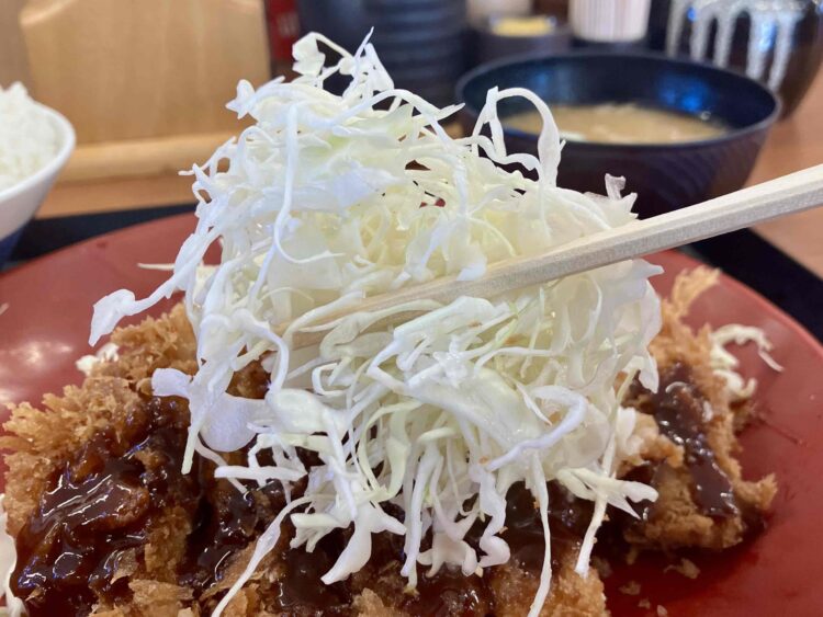 かつやの「ロースカツ定食・ライス大盛」のキャベツアップ写真