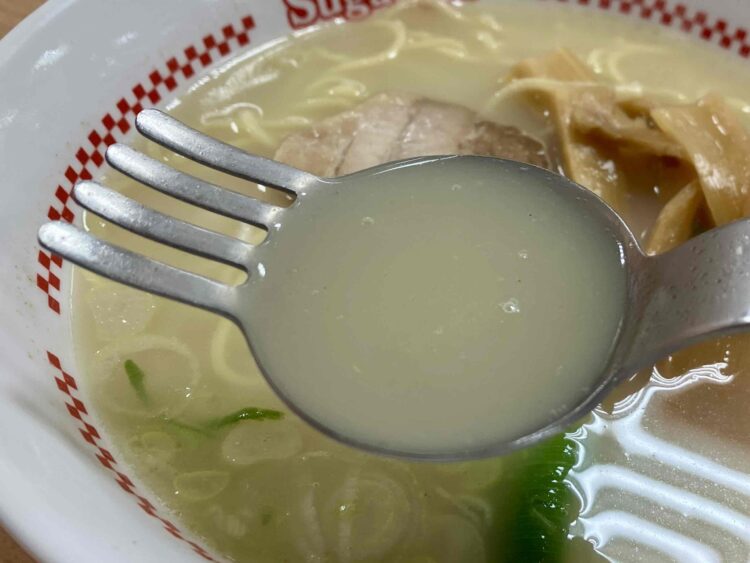 スガキヤの先割れスプーンとスープのアップ
