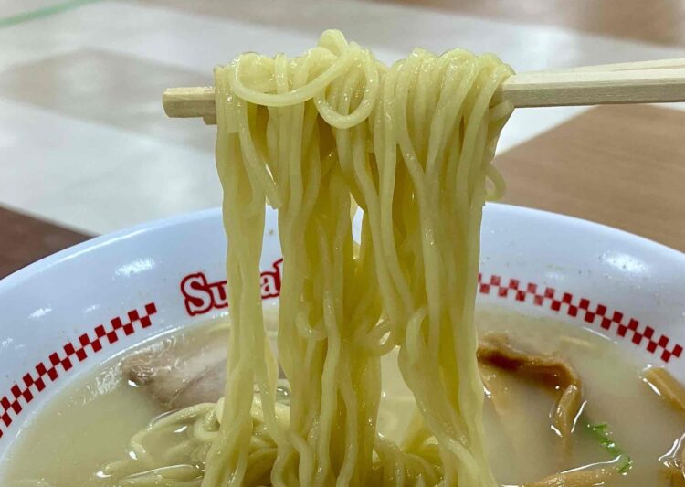 スガキヤラーメンの麺アップ写真