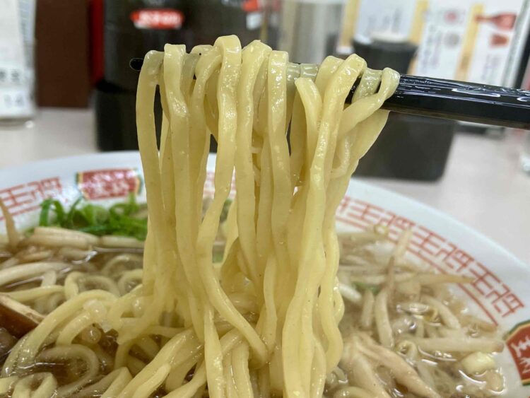 餃子の王将「秋のラーメン」麺アップ写真